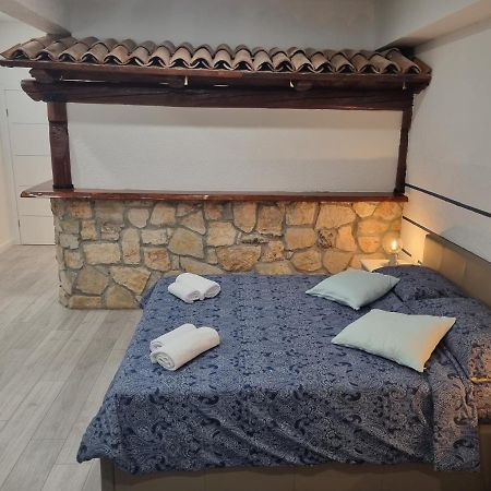 Rooms And Apartment Feral โรวีน ภายนอก รูปภาพ