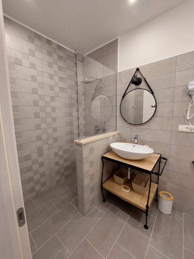 Rooms And Apartment Feral โรวีน ภายนอก รูปภาพ