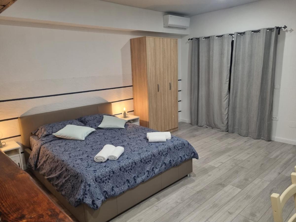 Rooms And Apartment Feral โรวีน ภายนอก รูปภาพ