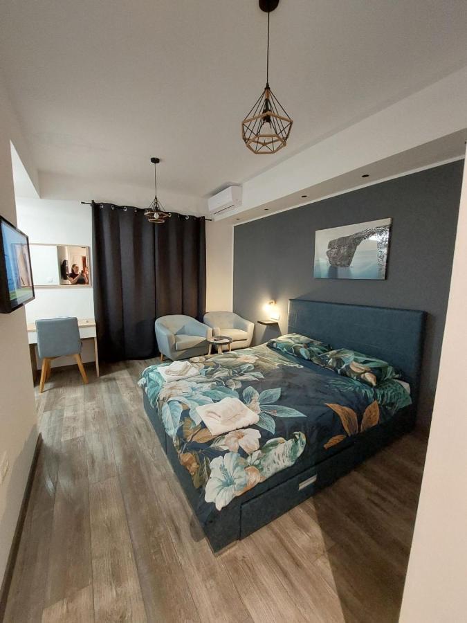 Rooms And Apartment Feral โรวีน ภายนอก รูปภาพ
