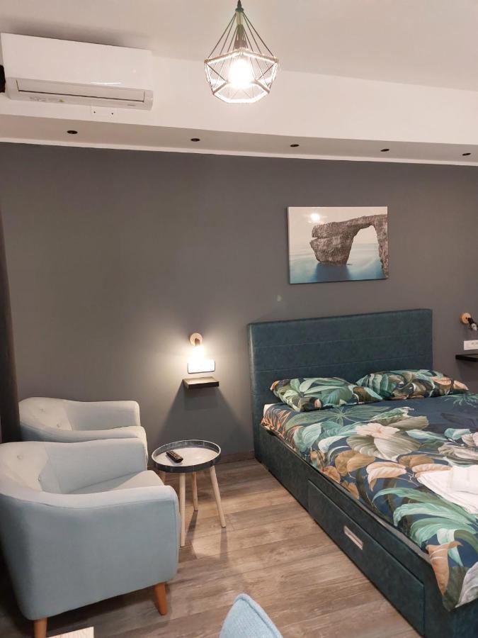Rooms And Apartment Feral โรวีน ภายนอก รูปภาพ