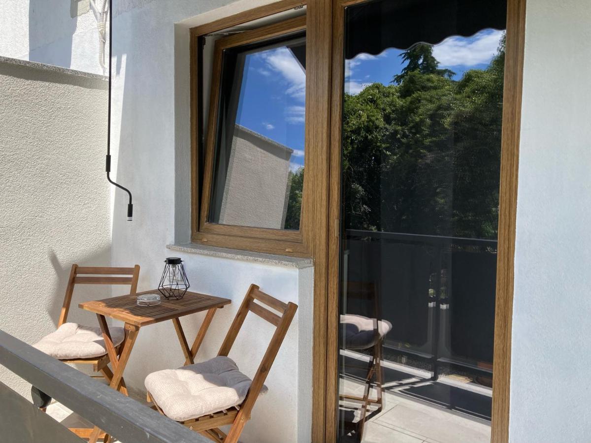 Rooms And Apartment Feral โรวีน ภายนอก รูปภาพ