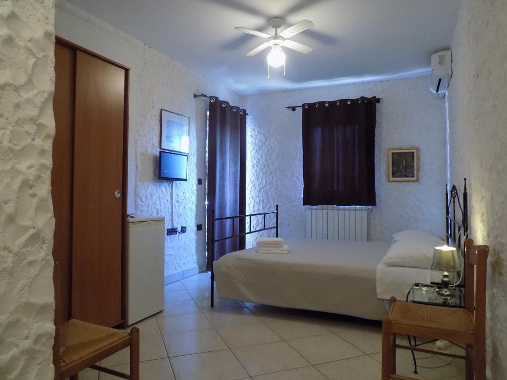 Rooms And Apartment Feral โรวีน ภายนอก รูปภาพ