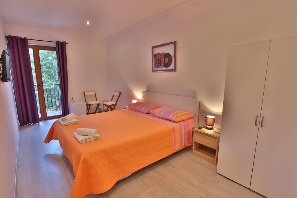 Rooms And Apartment Feral โรวีน ภายนอก รูปภาพ