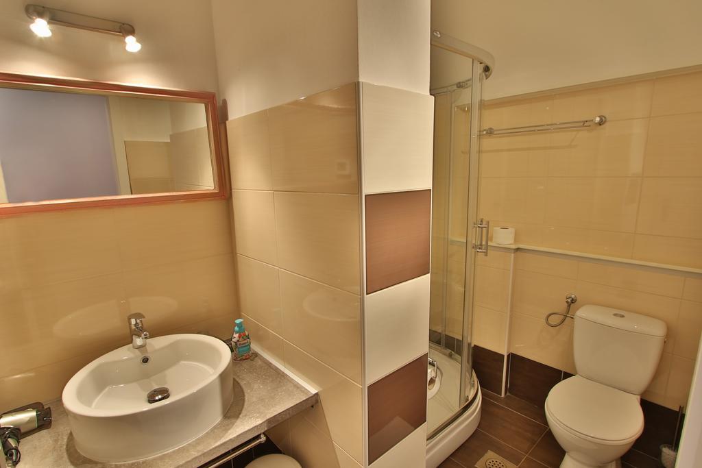 Rooms And Apartment Feral โรวีน ภายนอก รูปภาพ