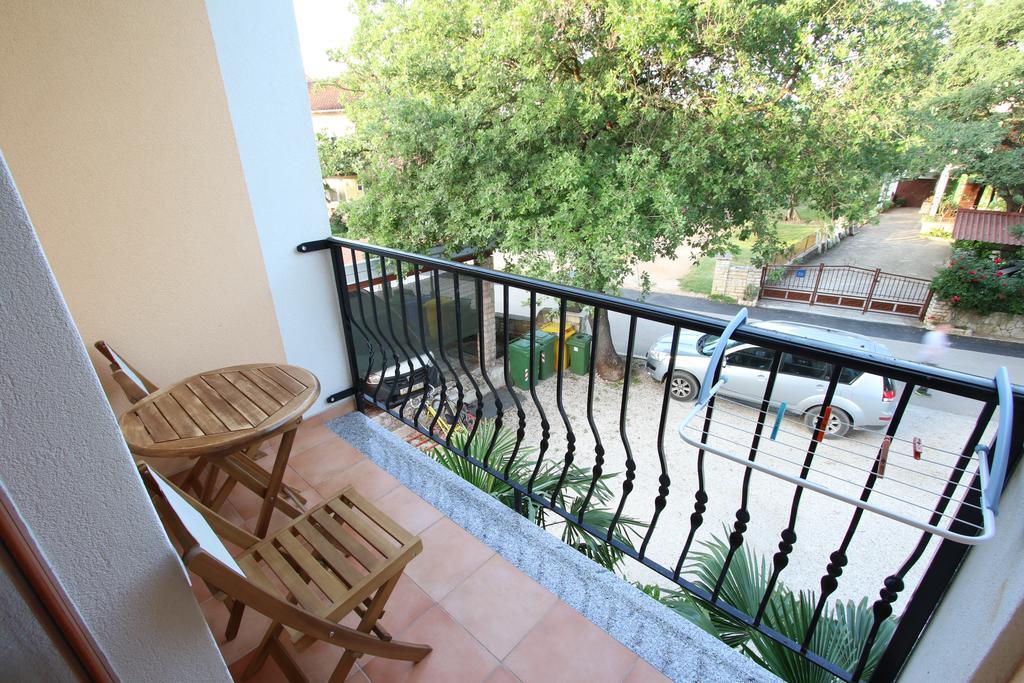 Rooms And Apartment Feral โรวีน ภายนอก รูปภาพ