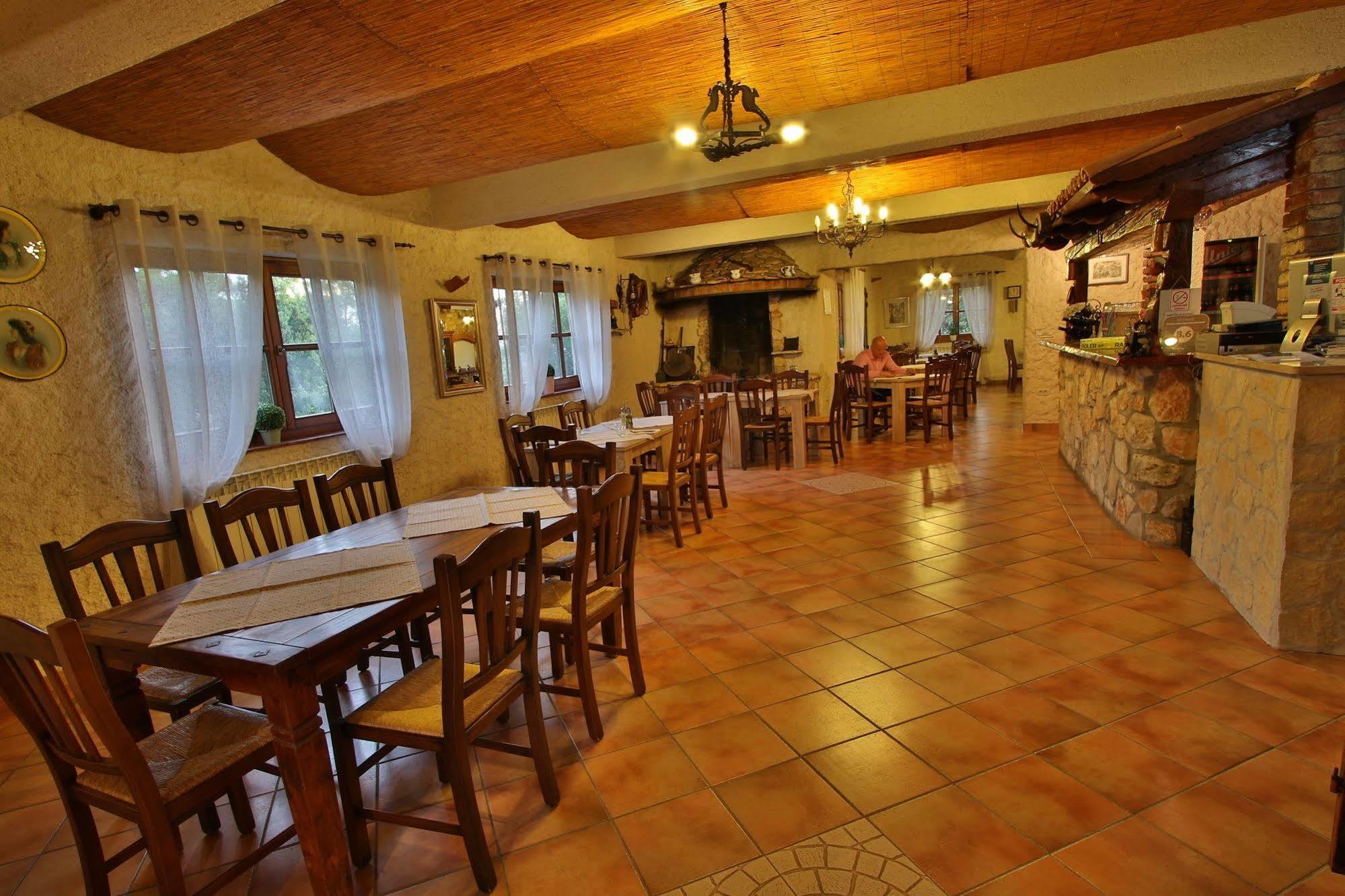 Rooms And Apartment Feral โรวีน ภายนอก รูปภาพ