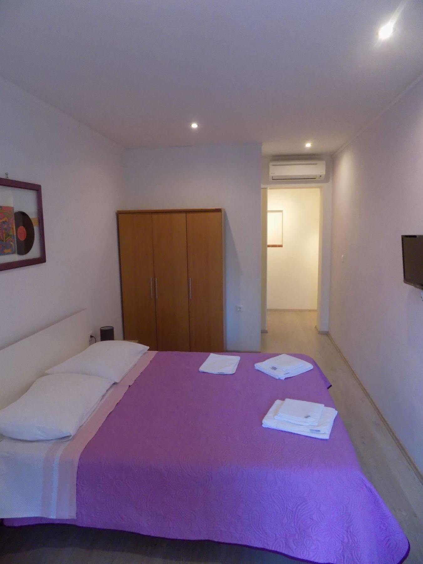 Rooms And Apartment Feral โรวีน ภายนอก รูปภาพ