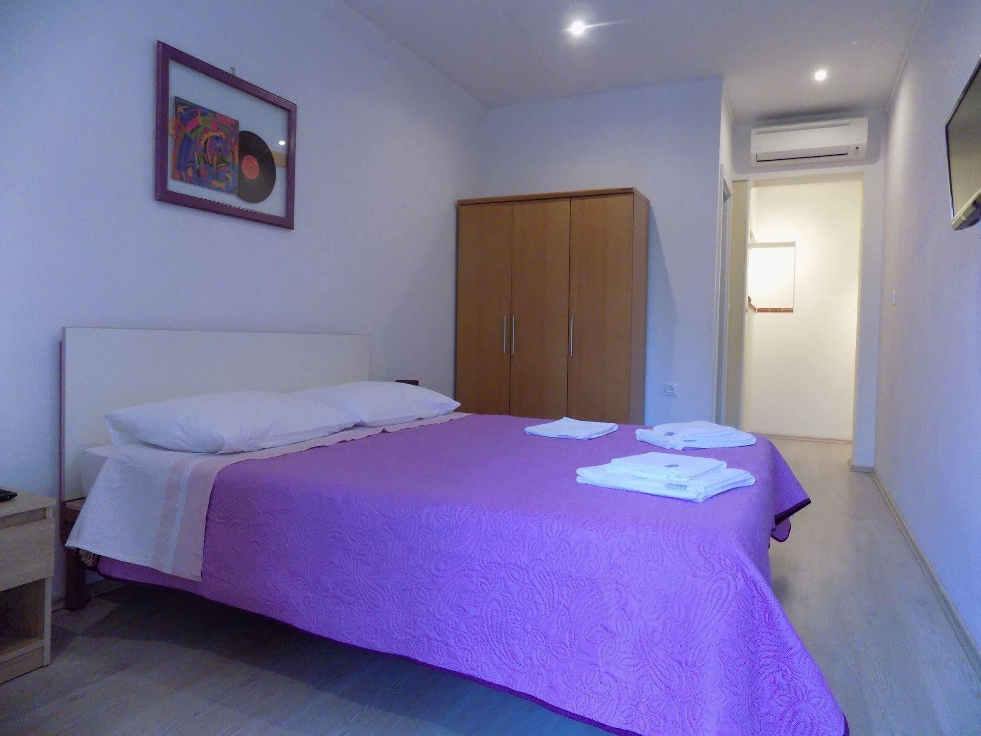 Rooms And Apartment Feral โรวีน ภายนอก รูปภาพ