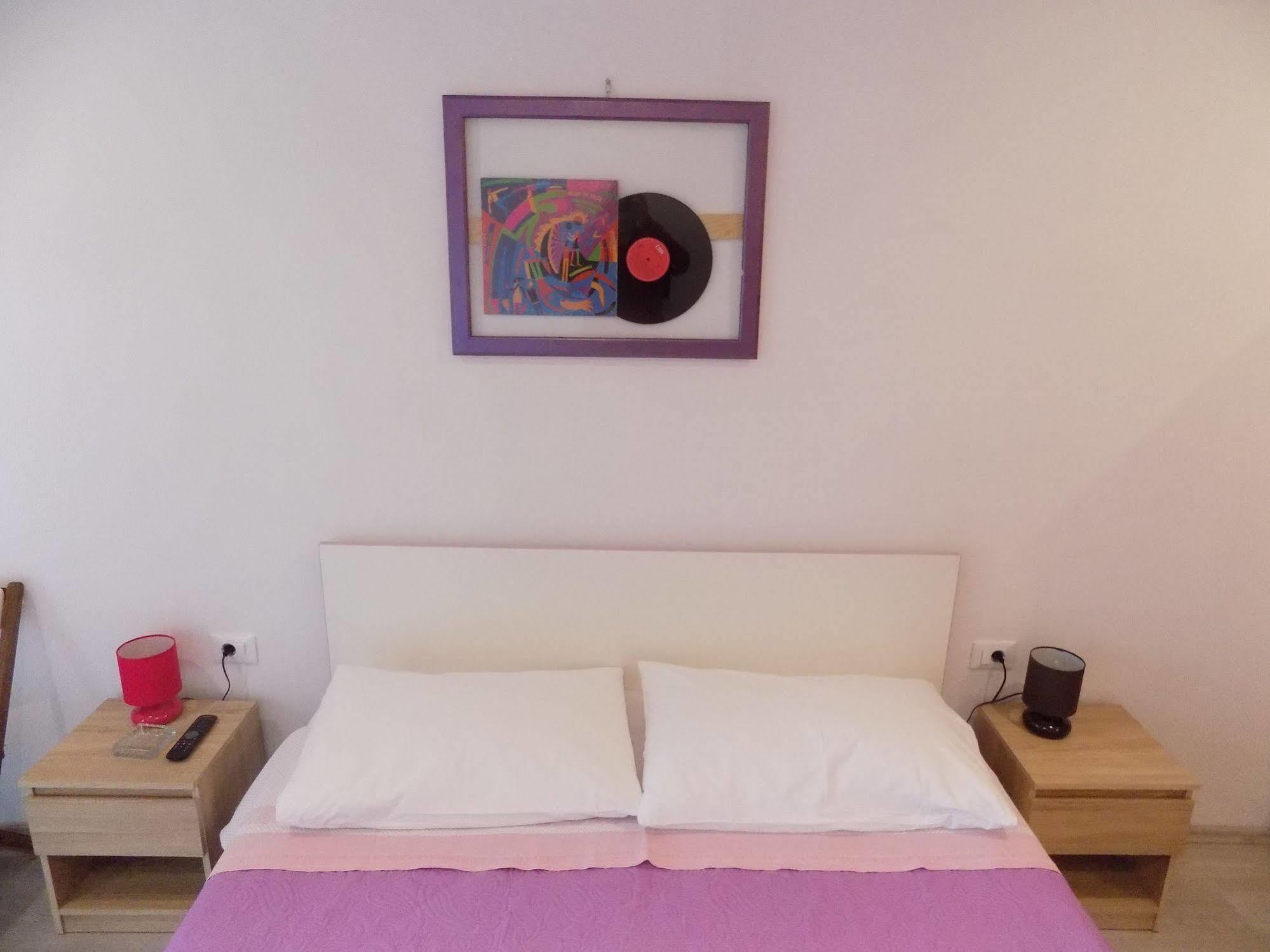 Rooms And Apartment Feral โรวีน ภายนอก รูปภาพ