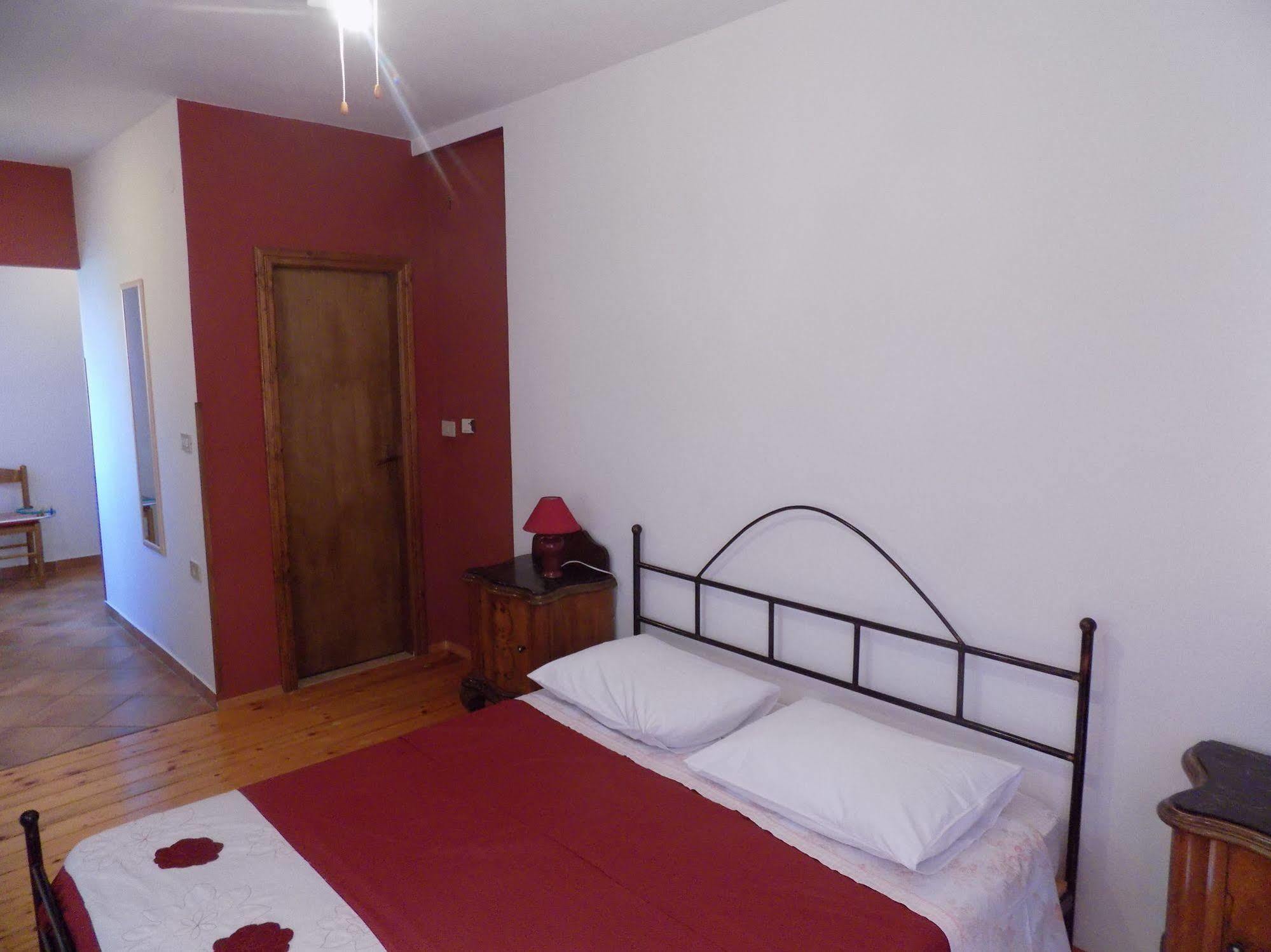 Rooms And Apartment Feral โรวีน ภายนอก รูปภาพ