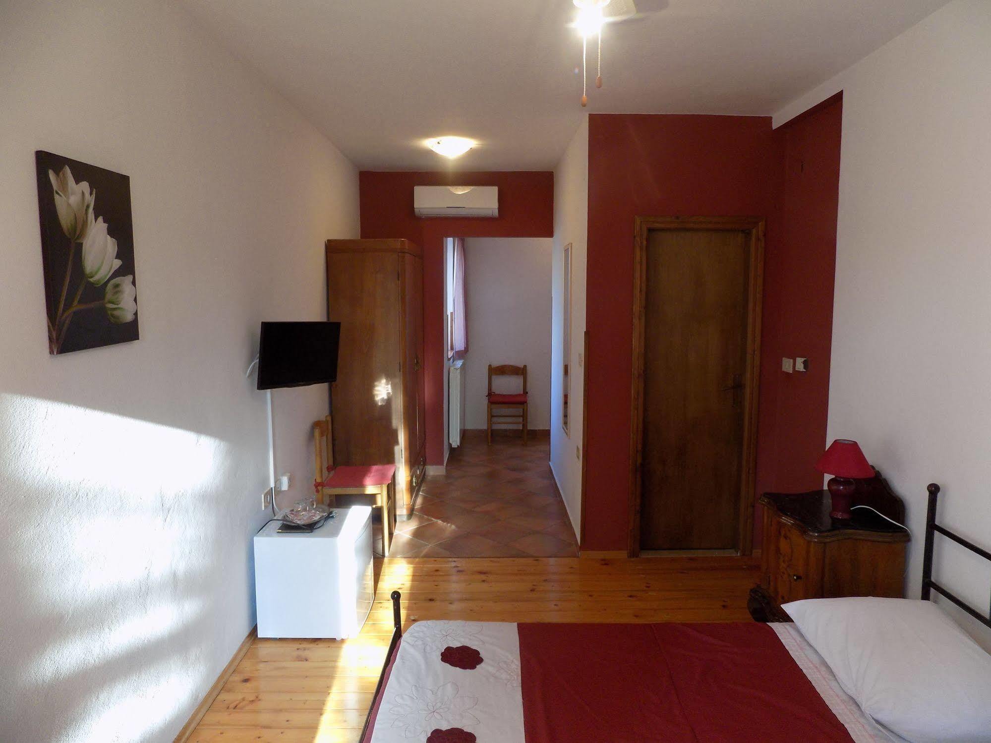Rooms And Apartment Feral โรวีน ภายนอก รูปภาพ