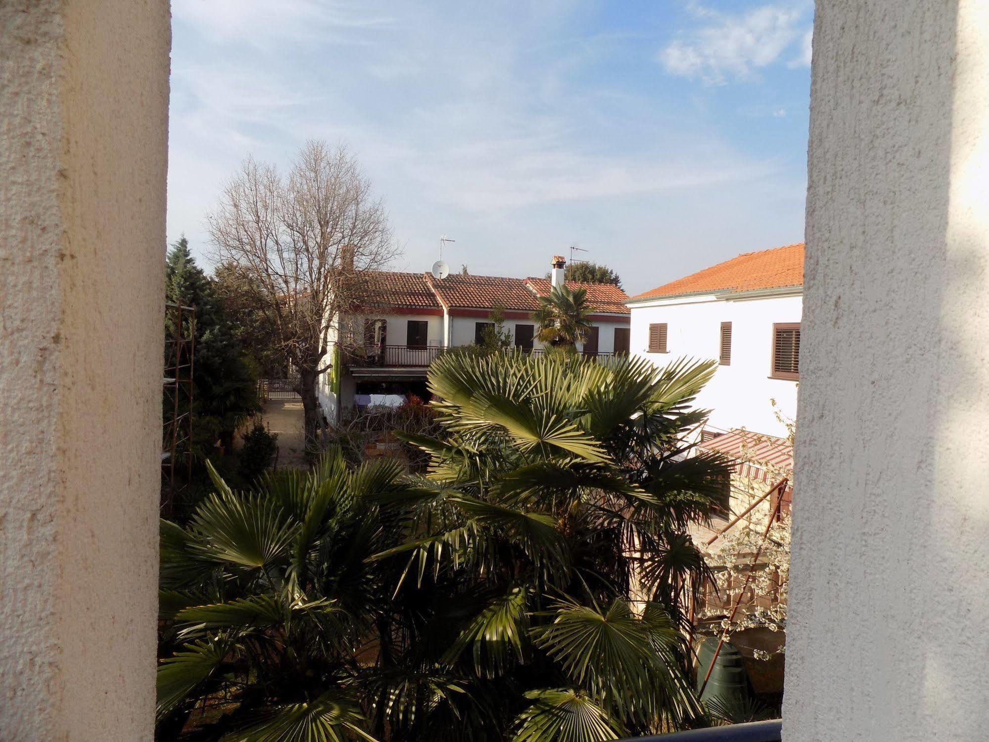 Rooms And Apartment Feral โรวีน ภายนอก รูปภาพ