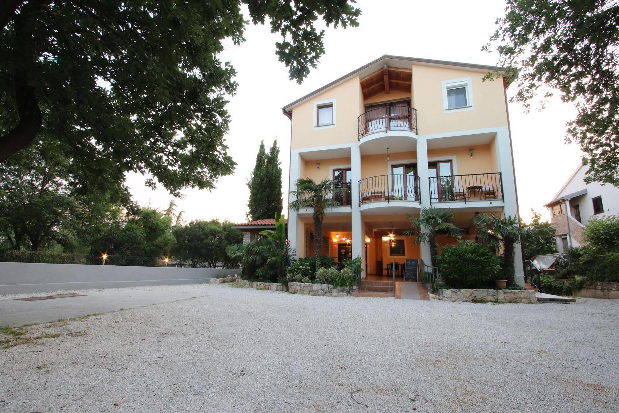 Rooms And Apartment Feral โรวีน ภายนอก รูปภาพ