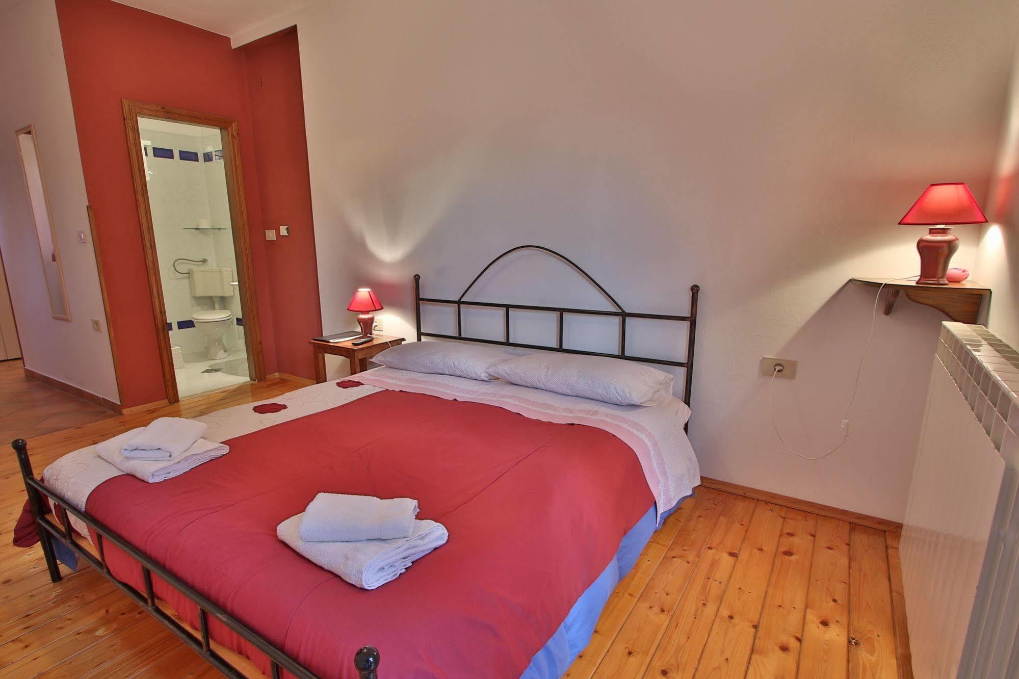 Rooms And Apartment Feral โรวีน ภายนอก รูปภาพ