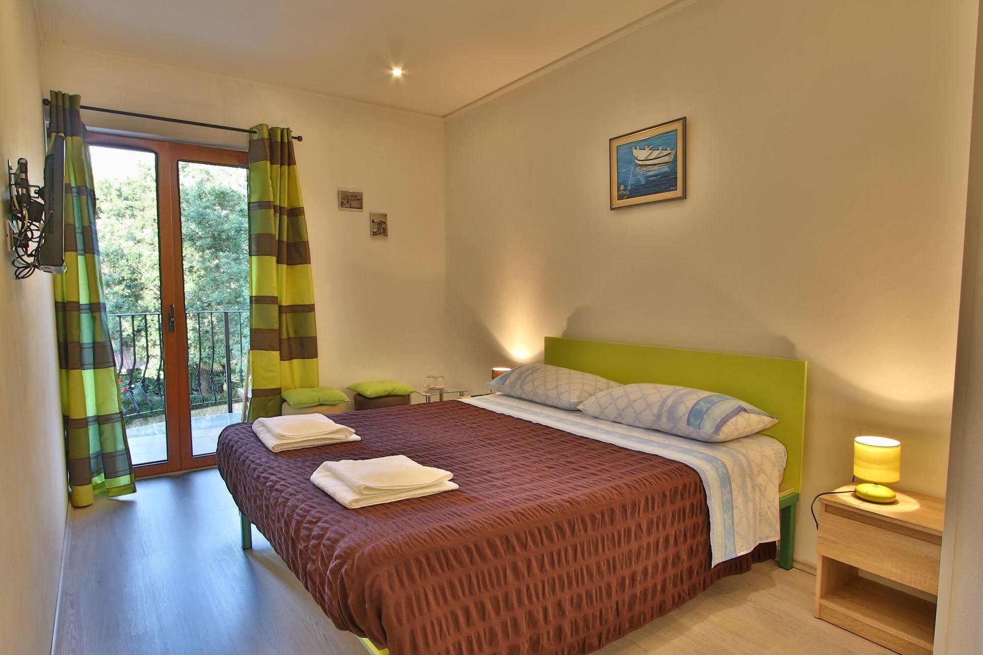 Rooms And Apartment Feral โรวีน ภายนอก รูปภาพ