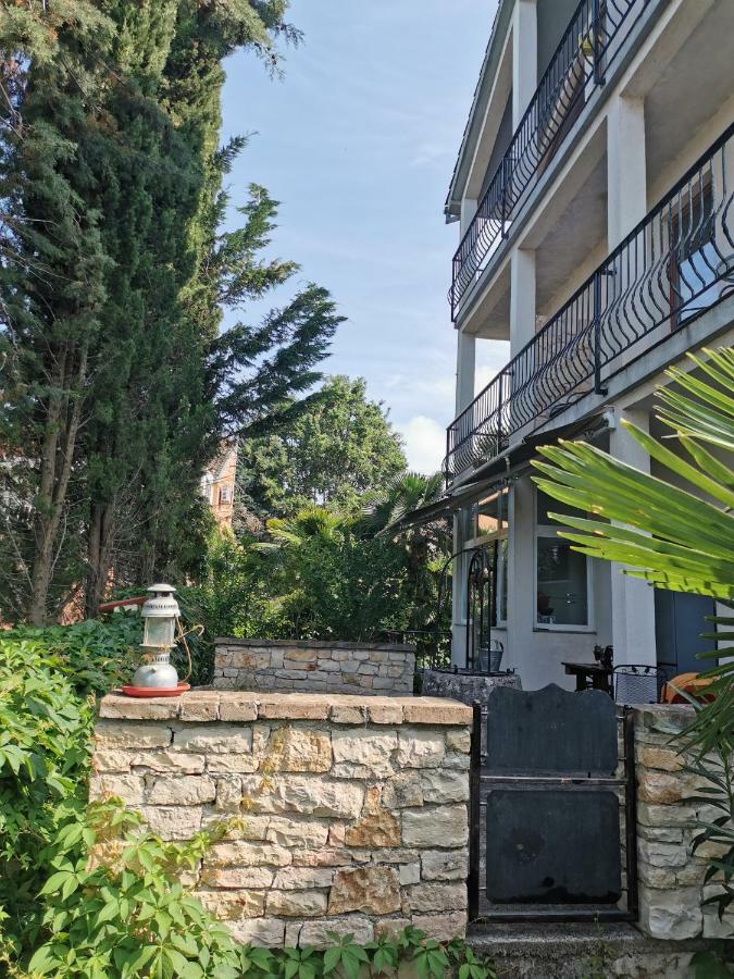 Rooms And Apartment Feral โรวีน ภายนอก รูปภาพ