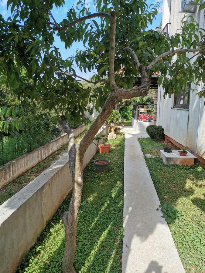 Rooms And Apartment Feral โรวีน ภายนอก รูปภาพ