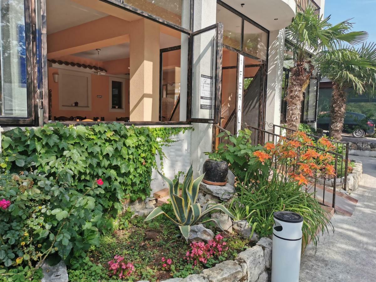 Rooms And Apartment Feral โรวีน ภายนอก รูปภาพ