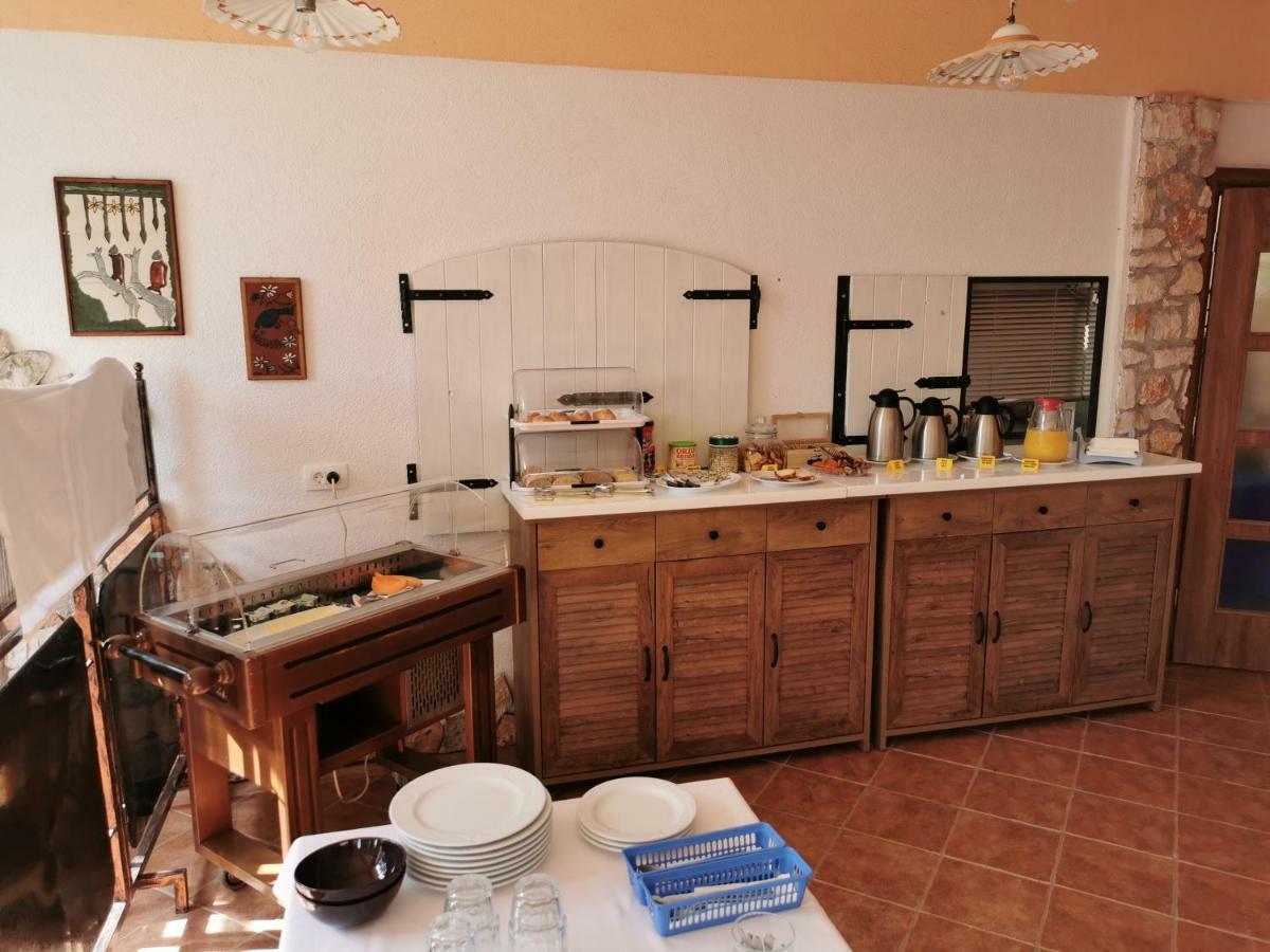 Rooms And Apartment Feral โรวีน ภายนอก รูปภาพ