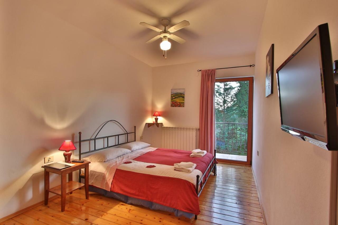 Rooms And Apartment Feral โรวีน ภายนอก รูปภาพ